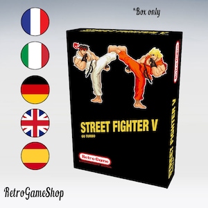 Peut inclure: Une boîte noire avec une étiquette jaune et blanche qui indique "Street Fighter V 60 Turbo" et présente une image de bande dessinée de deux personnages qui se battent. La boîte est pour une console de jeu rétro.