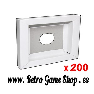 May include: White cardboard frame with a cutout for a game cartridge. The frame is 200 x 200 mm. The text "www.Retro Game Shop.es" is printed below the frame.