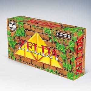 Könnte beinhalten: Eine Vintage Zelda Game & Watch-Box mit einem Backsteinmauer-Design und grünen Weinranken. Die Box hat ein gelbes Dreieck und das Wort "ZELDA". Das Nintendo-Logo ist sichtbar.