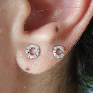 Pendientes de diamantes con letras iniciales - Pendientes de diamantes delicados - Pendientes de diamantes genuinos delicados - Pendientes pequeños de solitario - Conjunto de novia pequeño