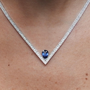 V-Shaped Diamond Sapphire Tennis Necklace Set – Minimalist Ceylon Sapphire Channel Jewelry – Solid 18k Gold Bridal & Anniversary Gift
