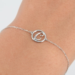 Delicada pulsera con inicial en cursiva: joyería con letras personalizadas en oro macizo de 18 quilates