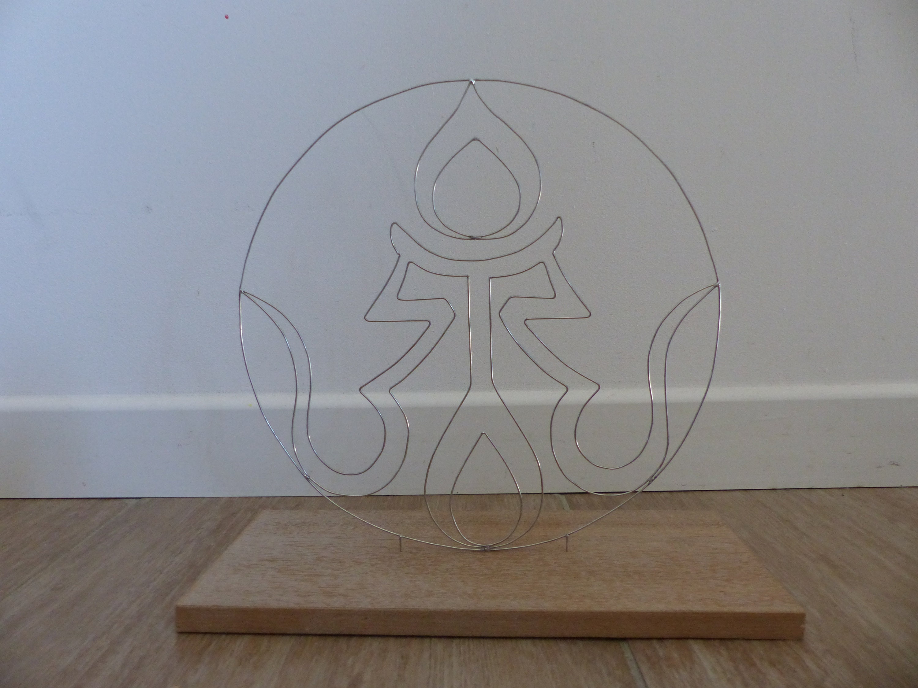 Sculpture Du Logo de La Communauté Dzogchen en Fil Cuivre Étamé
