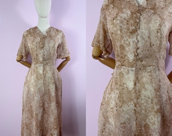Echtes Vintage-Kleid aus den 1940er Jahren | Beigefarbenes Teekleid mit Blumen- und Wolkenmuster und Knopfleiste | Größe L