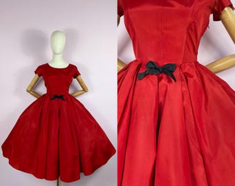 Vestido vintage de los años 50 / Vestido rojo escarlata con falda amplia para fiesta, baile de graduación, lazo, estilo pin-up / S