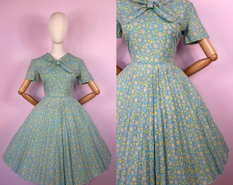 Vestido vintage de los años 50 / Vestido de día con falda amplia, estampado floral azul y rosa / Talla M