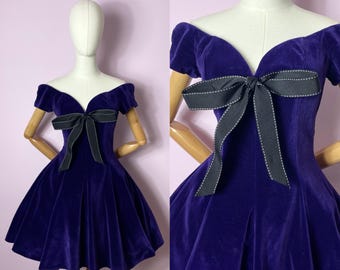 True Vintage 1980s Dress | Purple Velvet Off Shoulder Bow Full Skirt Mini Lagenes | Medium
