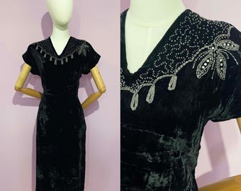 Vestido de noche vintage de terciopelo negro con detalle de cuentas, años 40 y 40, estilo Art Déco y Hollywood.