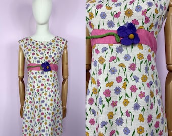 Vestido vintage de los años 60 / Minivestido floral con cintura de flores 3D, estilo mod de verano / Talla S