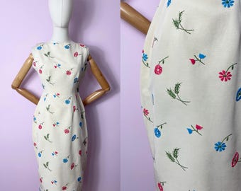 Vestido auténtico vintage de los años 50 / Color crema, bordado floral, corte ajustado, escote barco, Bobbie Brooks / Talla pequeña