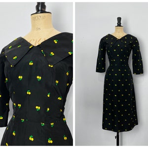 Vintage / 1950s 50s 1940s 40s / Novelty Print Wiggle Dress / Fruit Fruity Lemons / Embroidery Embroidered