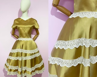 Vestido de fiesta vintage de los años 50 con falda larga dorada y detalle de encaje, estilo rockabilly y pin-up.