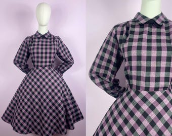 Vestido auténtico vintage de los años 50 / Cuadros morados y negros, manga larga, cuello con lazo, falda amplia / Talla M