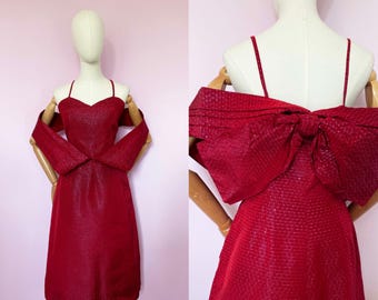 Vestido y chal auténticos de los años 50 / Cóctel, brocado rojo, lazo en la espalda, escote corazón, ajustado / Mediano