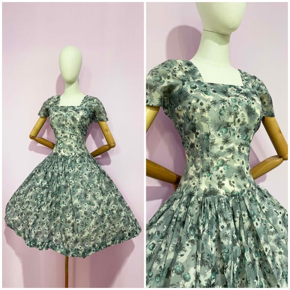 Vintage / 1950s 50s / Full Skirt Floral Summer Dress / Spring Dress Flowers / Blue White Grey / Chiffon Pinup /Classic Rockabilly Pin-Up Vintage / 1950s 50s / Full Skirt Floral Summer Dress / Spring Dress Flowers / Blue White Grey / Chiffon Pinup /Classic Rockabilly Pin-Up