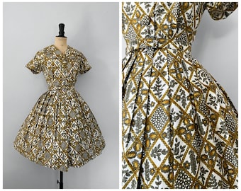 Vintage / 1950s 50s / Full Skirt Summer Dress / Coord Matching belt / Chain Print / White Yellow Gold