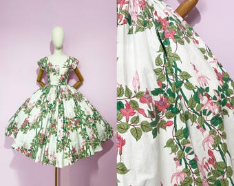 Vestido auténtico vintage de los años 50 / Falda larga con estampado floral de rosas rosas / Cierre de botones delanteros / Talla M