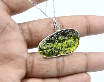 Colgante de moldavita cruda, bisel de plata de ley, collar de tectita de meteorito