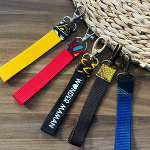 Porte-clé personnalisé prénom – Cadeau maîtresse, ATSEM, nounou – Accessoire sac tissu wax – Fait main
