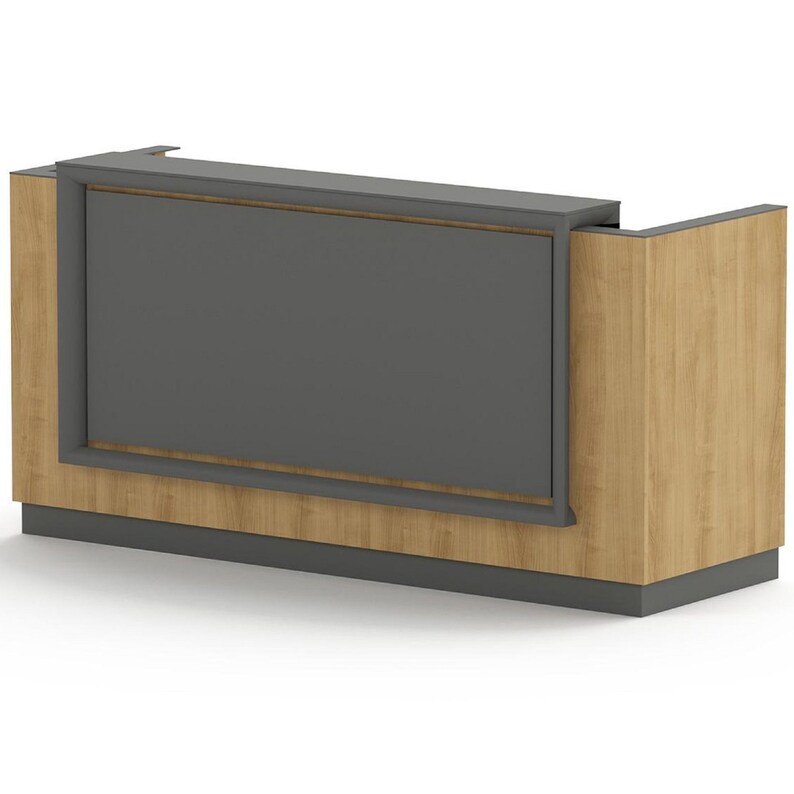 Puede incluir: Un mostrador de recepci&oacute;n de madera con un panel de inserci&oacute;n gris. El mostrador tiene un acabado en madera clara y una base gris oscuro.