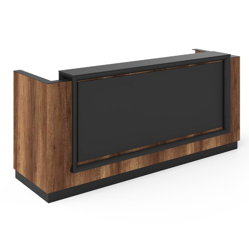 Puede incluir: Un mostrador de recepci&oacute;n de madera con una parte superior negra y un marco negro alrededor del panel frontal. El mostrador tiene un acabado de veta de madera y una base negra.