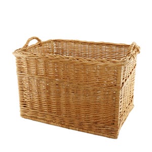 Peut inclure: Un grand panier rectangulaire en osier avec deux poignées. Le panier est fait d'osier tissé naturel et a une couleur brun clair.