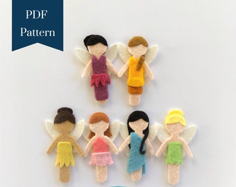 Può includere: Un set di sei marionette per dita di fate in feltro. Le fate indossano abiti di diversi colori e hanno ali bianche. Il testo "Fairy Friends" è scritto sotto le fate.