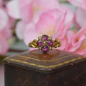 Antiker 15 Karat Goldblumenring • Granat- und Perlencluster • Punziert 1848 • Viktorianischer Ring
