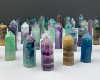 Torre de cristal de fluorita arcoíris: obelisco pulido, piedra curativa