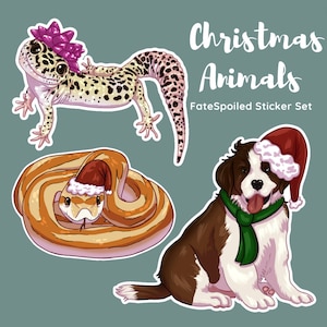 Könnte beinhalten: Ein Set mit drei Weihnachtstier-Stickern, die einen Gecko mit einer lila Krone, eine Schlange mit einem roten Weihnachtsmann-Hut und einen Berner Sennenhund mit einem roten Weihnachtsmann-Hut und einem grünen Schal zeigen. Die Sticker sind Teil des FateSpoiled Sticker Sets.