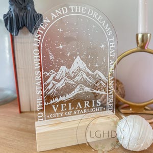 Velaris Shelf Decor – ACOTAR-Inspired Wooden Sign | Sarah J Maas Bookshelf Sitter | Fantasy BookTok Room Aesthetic | City of Starlight