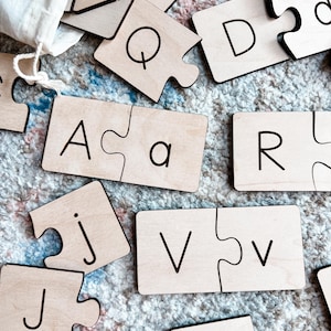 Rompecabezas de letras mayúsculas y minúsculas / Aprendizaje del alfabeto / Educación preescolar en casa Montessori / Madera grabada con láser / Educativo