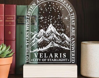 ACOTAR Velaris Bücherregal Dekor: Laser graviertes Acryl mit Kiefernständer
