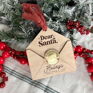 Personalisierte Weihnachtswunschliste Ornament | Weihnachten | Lieber Santa | Brief an Santa | Lasergravierte Briefumschlag Ornament aus Holz für Kinder