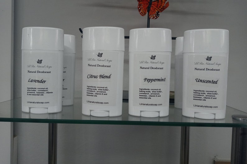 Puede incluir: Barras de desodorante natural blancas con etiquetas que indican aromas como Lavanda, Citrus Blend, Menta y Sin perfume. Las etiquetas tambi&eacute;n enumeran los ingredientes y el sitio web Lirianaturalsoap.com.