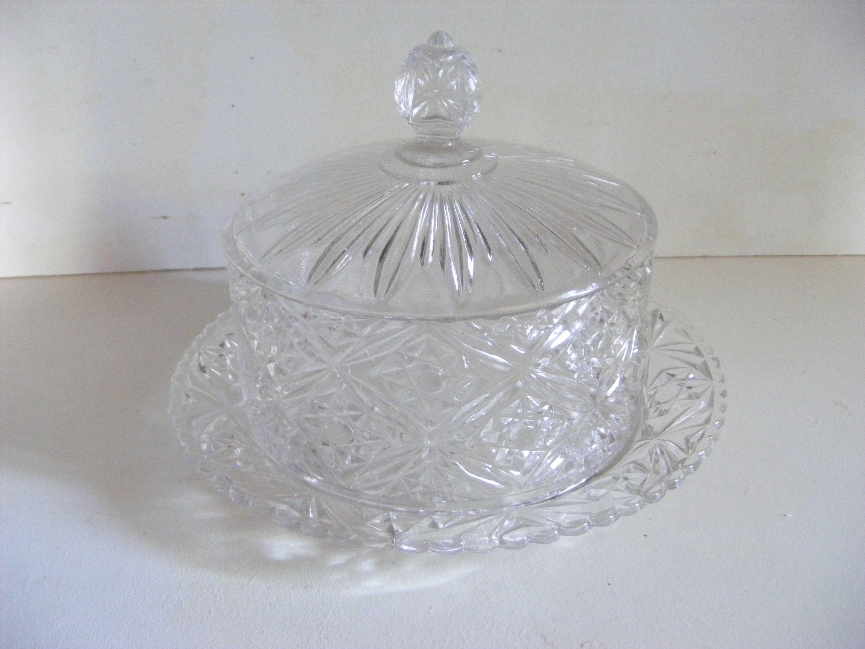 Français Vintage, Belle Cloche/Food Dome, avec Assiette, Verre Pressé à Motifs Exquis, Années 1950