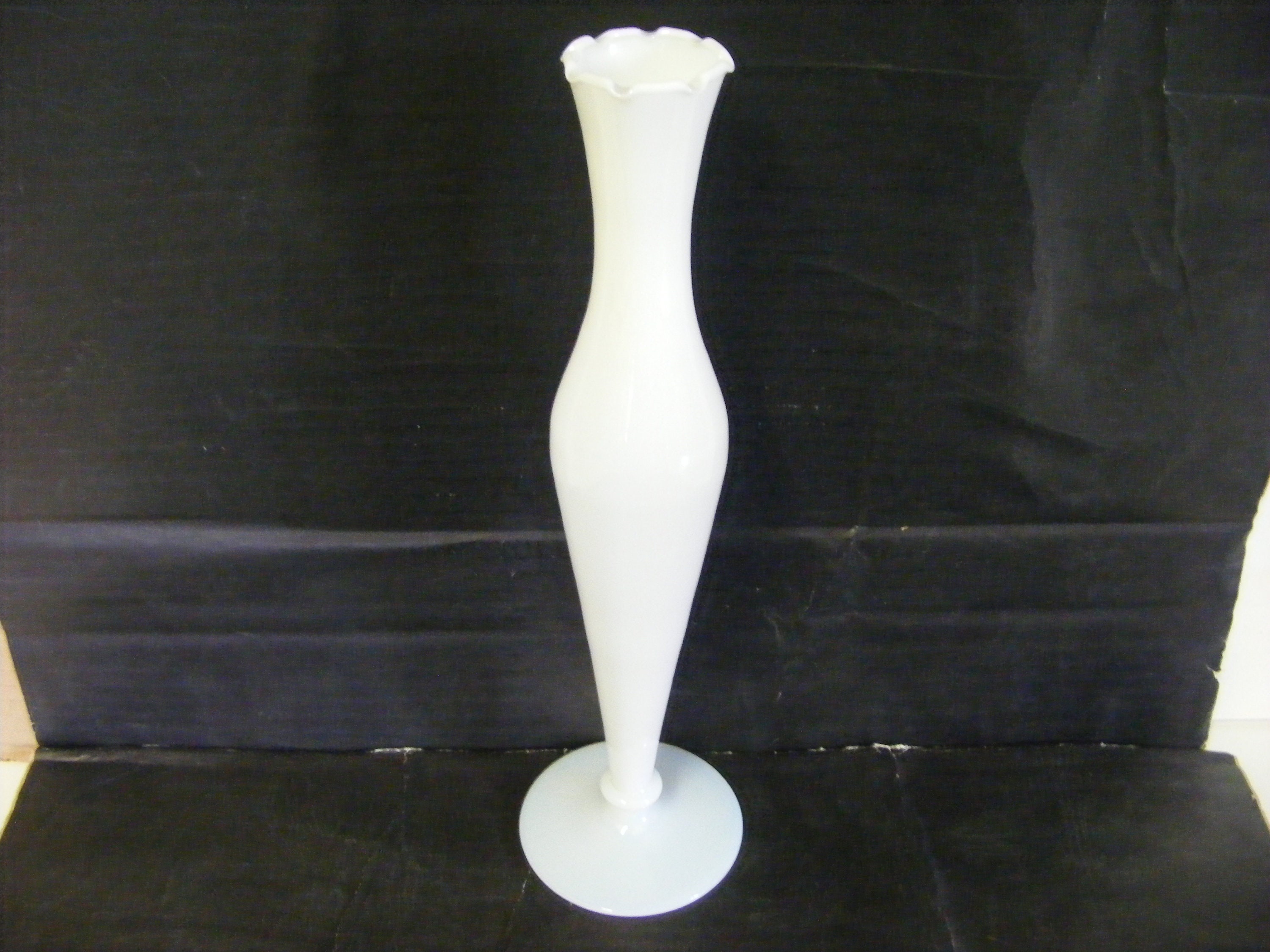 Opaline Single Stem Milk Glass Vase, Blanc, Plateau de Tourelle