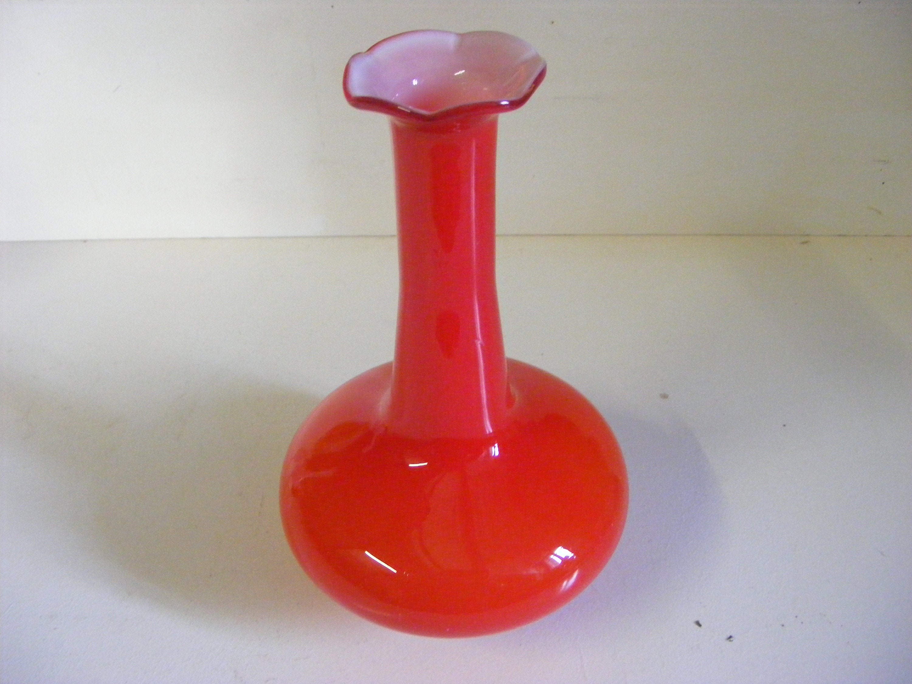 Vase Vintage Opalin en Verre de Lait, Rouge Vif, Époustouflant