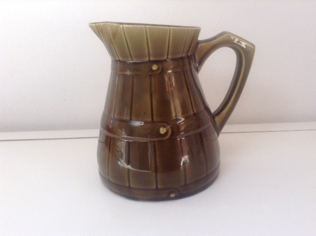 Sarreguemines Digoin Olive Green Water Jug/Pitcher, Années 1930, Wine Barrel Design, Majolique