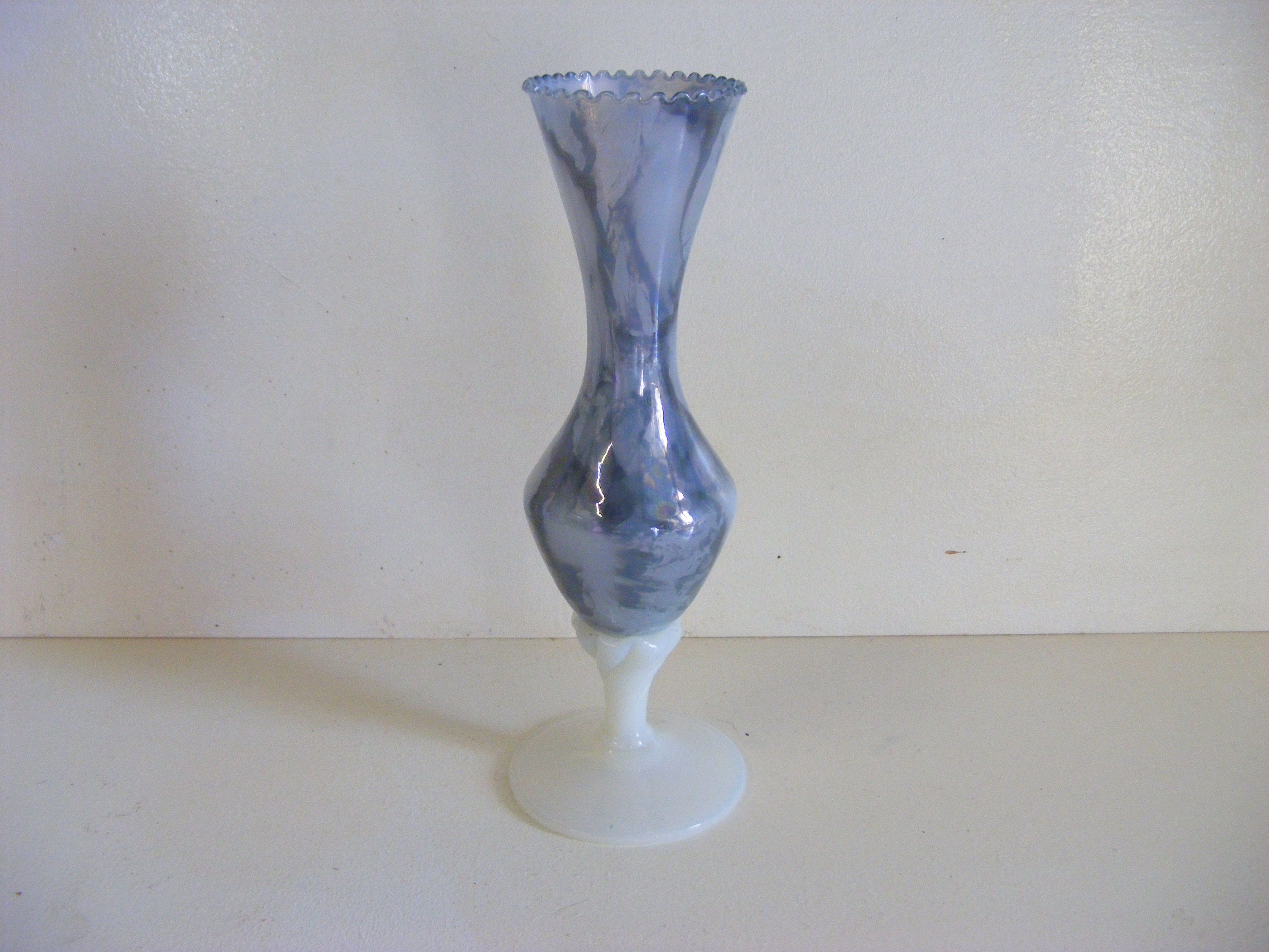 Vase en Verre de Lait Opalin Vintage, Argent Tacheté/Gris, Tige Torsadée Blanche, Pied, Années 1960