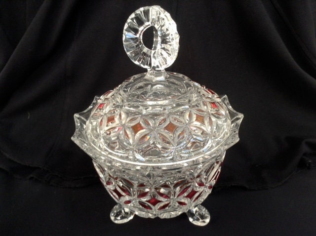 Plat de Bonbon/Babiole Lidded en Cristal avec Incrustation Rouge Rubis, Français Millésime. Belle