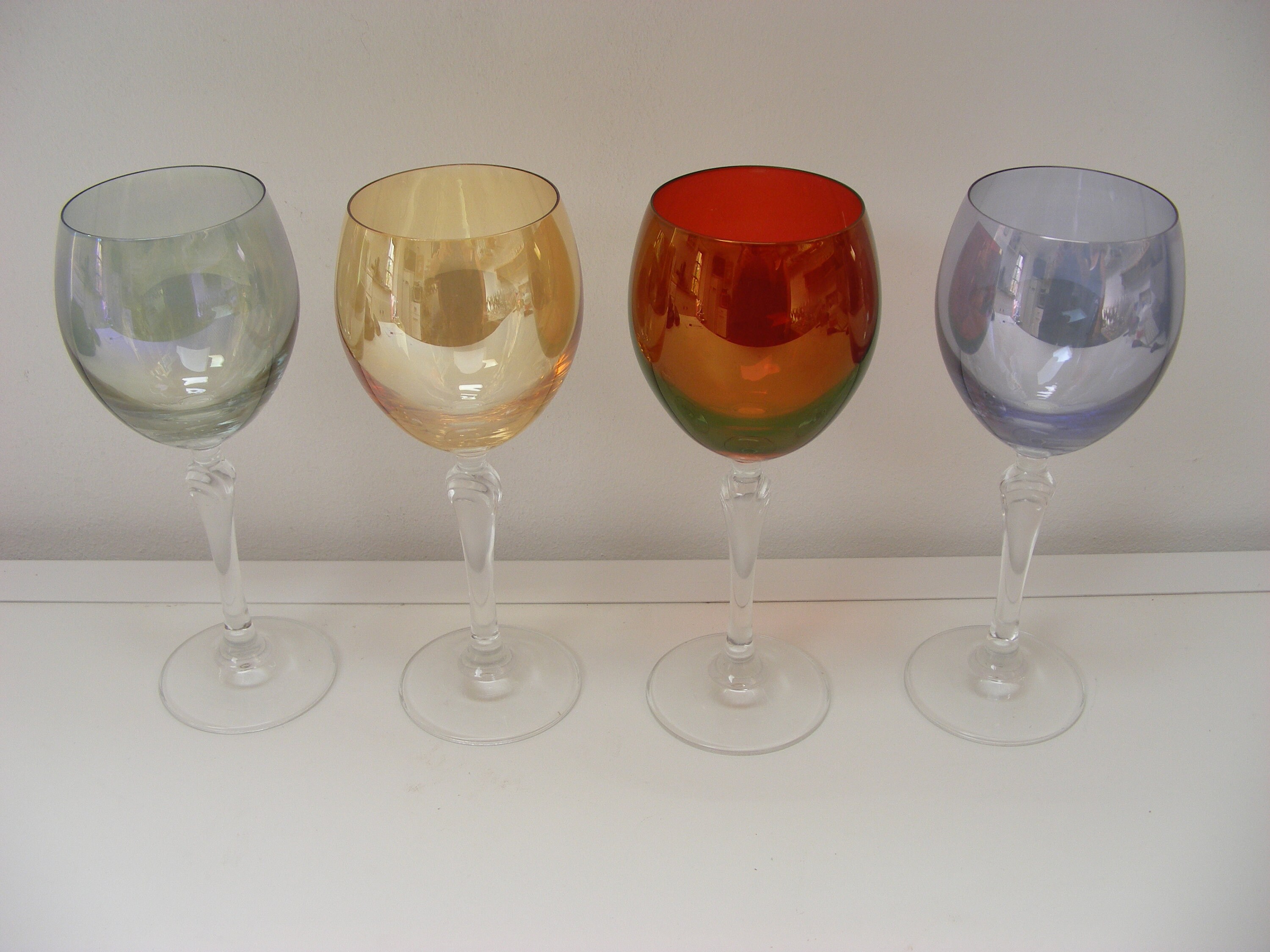 Verre de Cristal, Grands Gobelets Paris Colorés, Irisés, sur Tiges Claires, Ensemble Quatre, Magnifi