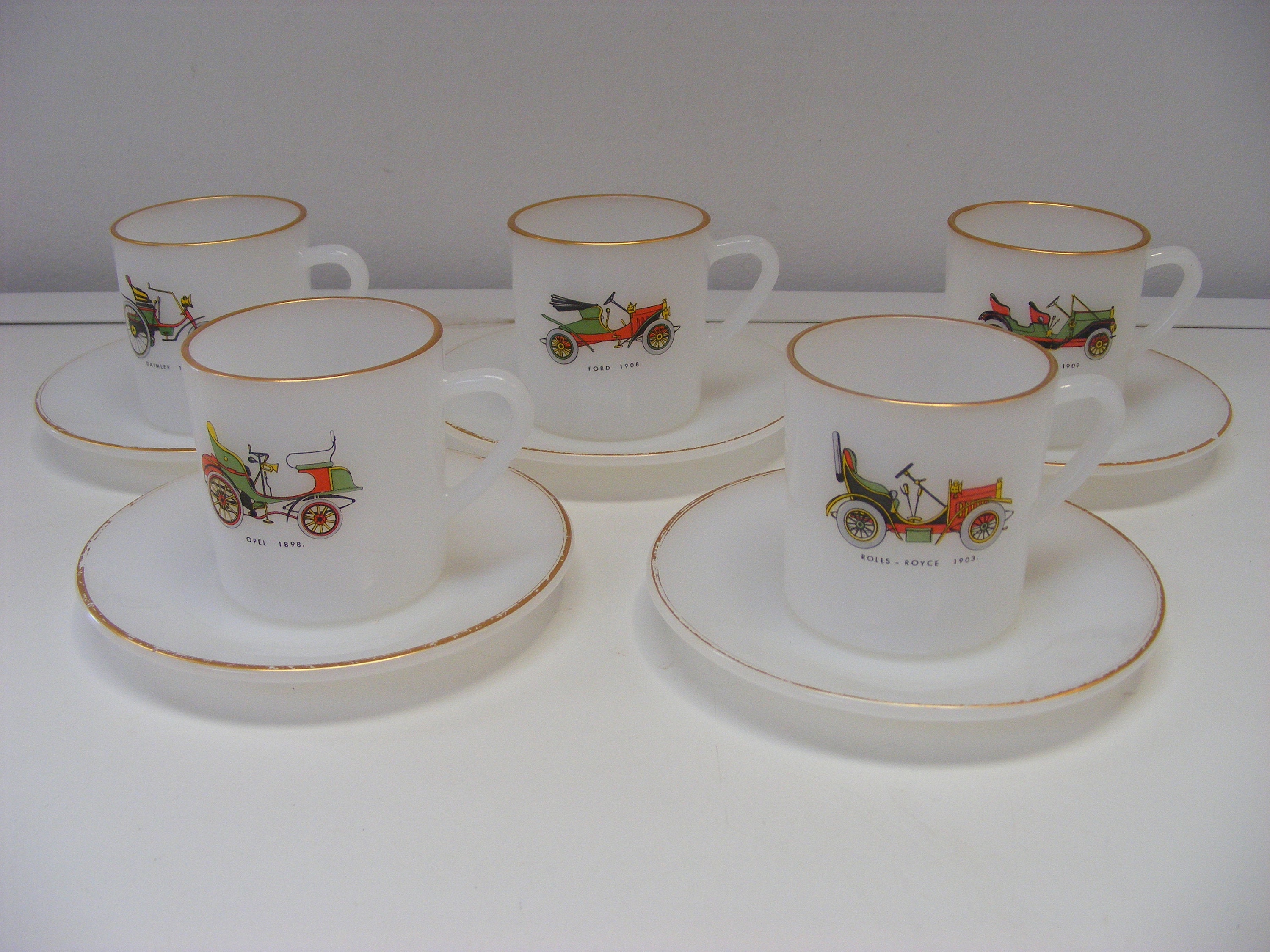 Arcopal Milk Glass Espresso Cups & Saucers, Set Of Five, Vintage Car Themed, Gilt Edged, Années 1960