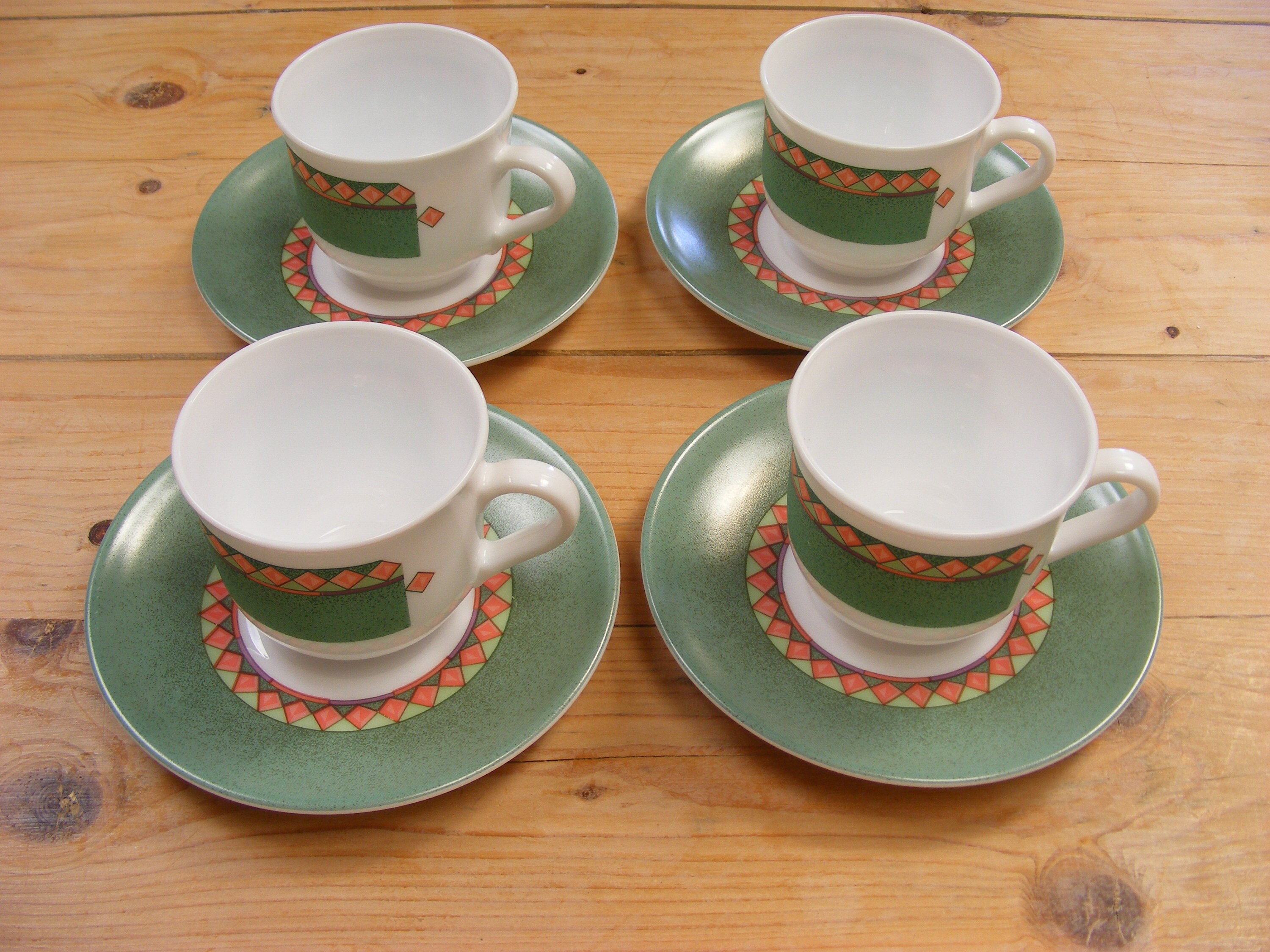 Tasses et Soucoupes Arcopal, Diamants Verts/Oranges, Forme Inhabituelle, Rare, Années 1980, Ensemble