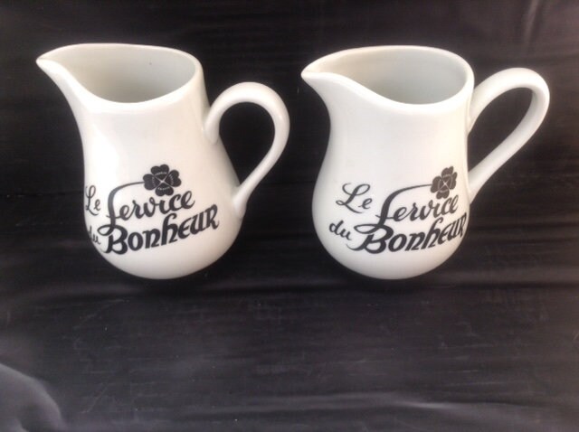 Pillivuyt Creamer/Milk Jugs Paire. Le Service Du Bonheur, Condition Immaculée. Marqué sur La Base.