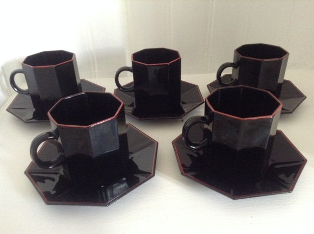 Arcopal Octime Cups & Saucers, Noir, Garniture Rouge. Ensemble de Cinq. Iconique Français Design Vin