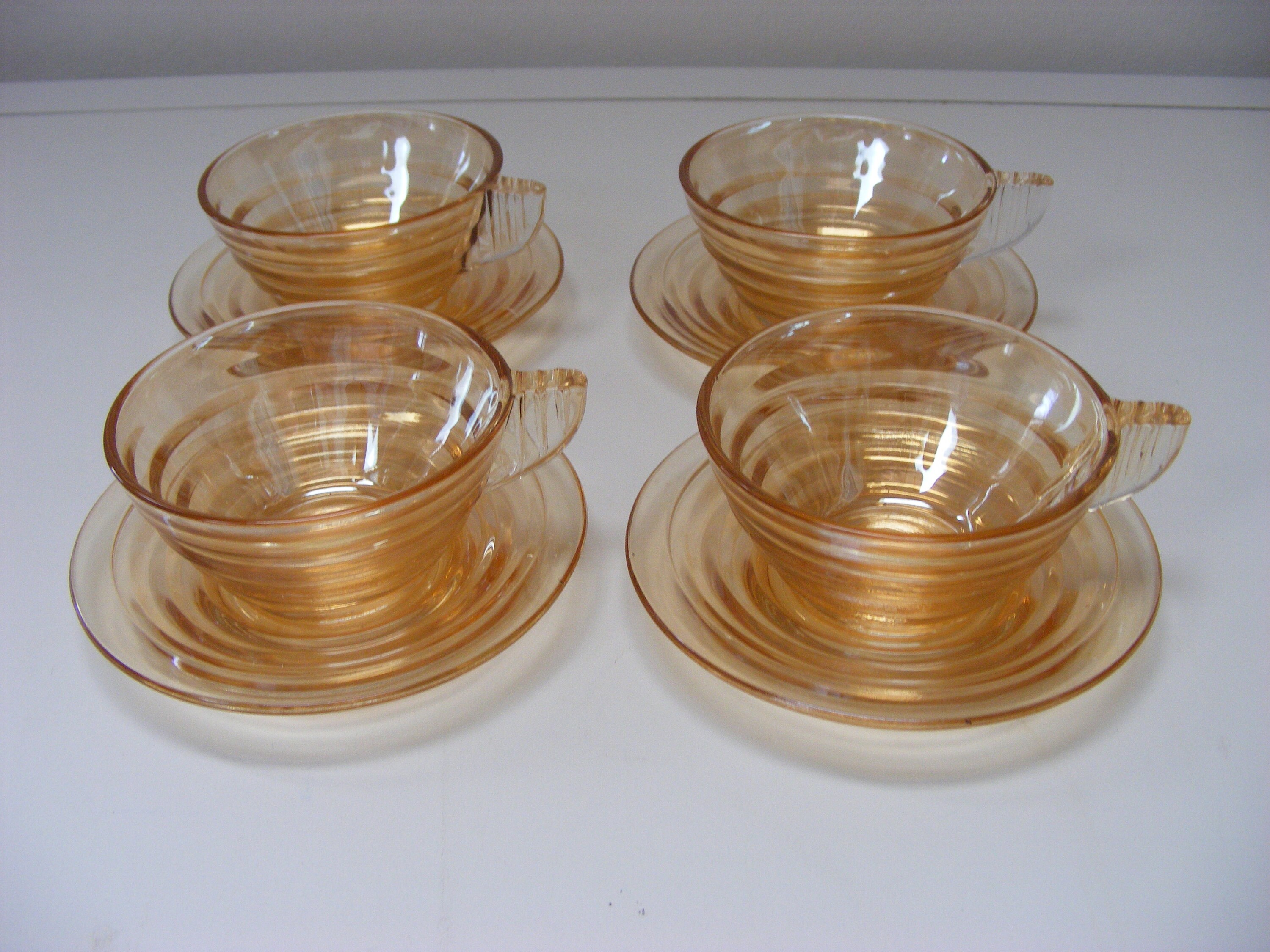 Arcopal, Tasses et Soucoupes Gondolo, Ensemble de Quatre, Ambre/Saumon, Iridescent, Années 1950