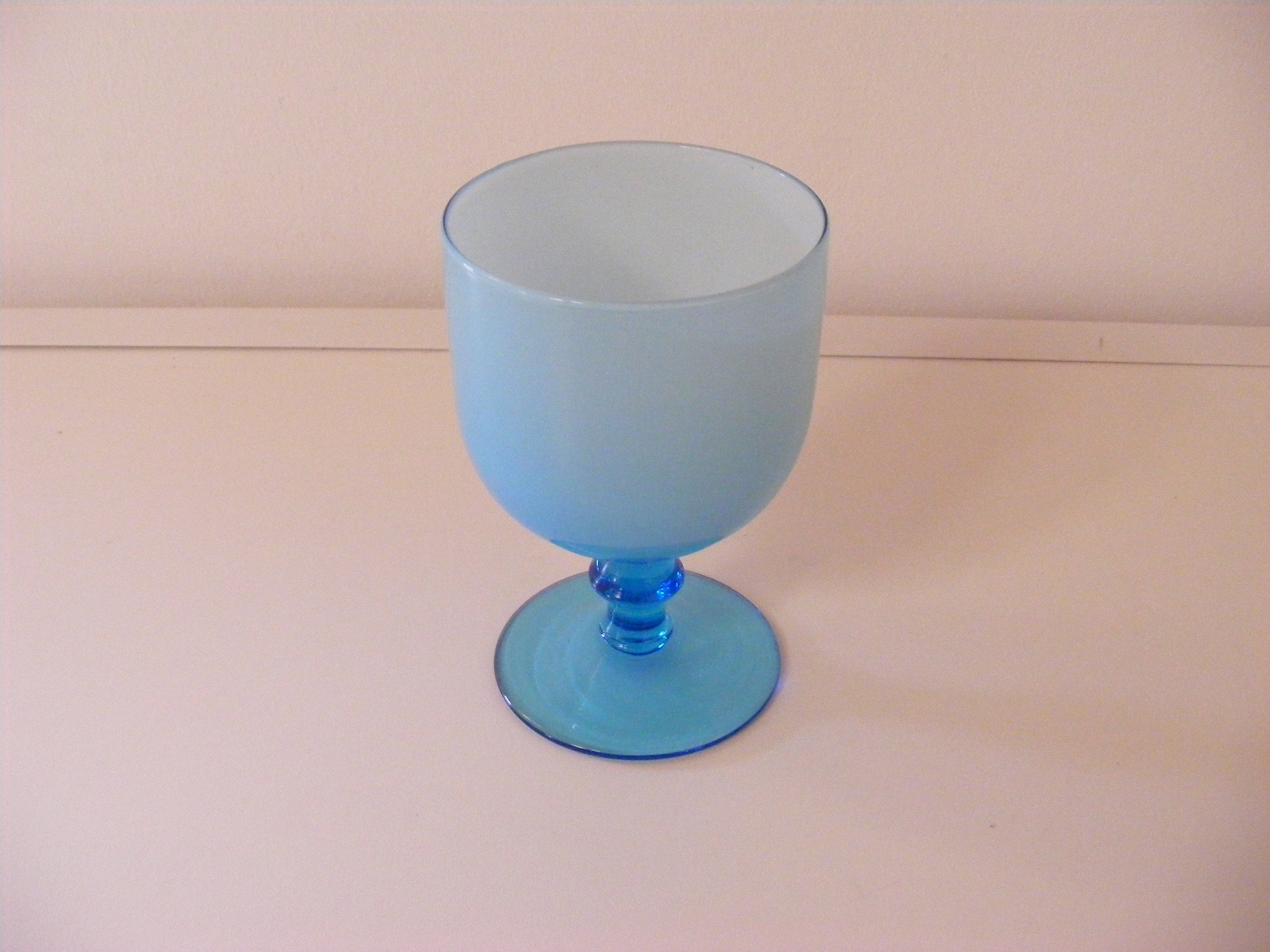 Gobelet/Vase Bleu Pâle Opalin, Verre à Lait, Tige Pied en Clair, Années 1960