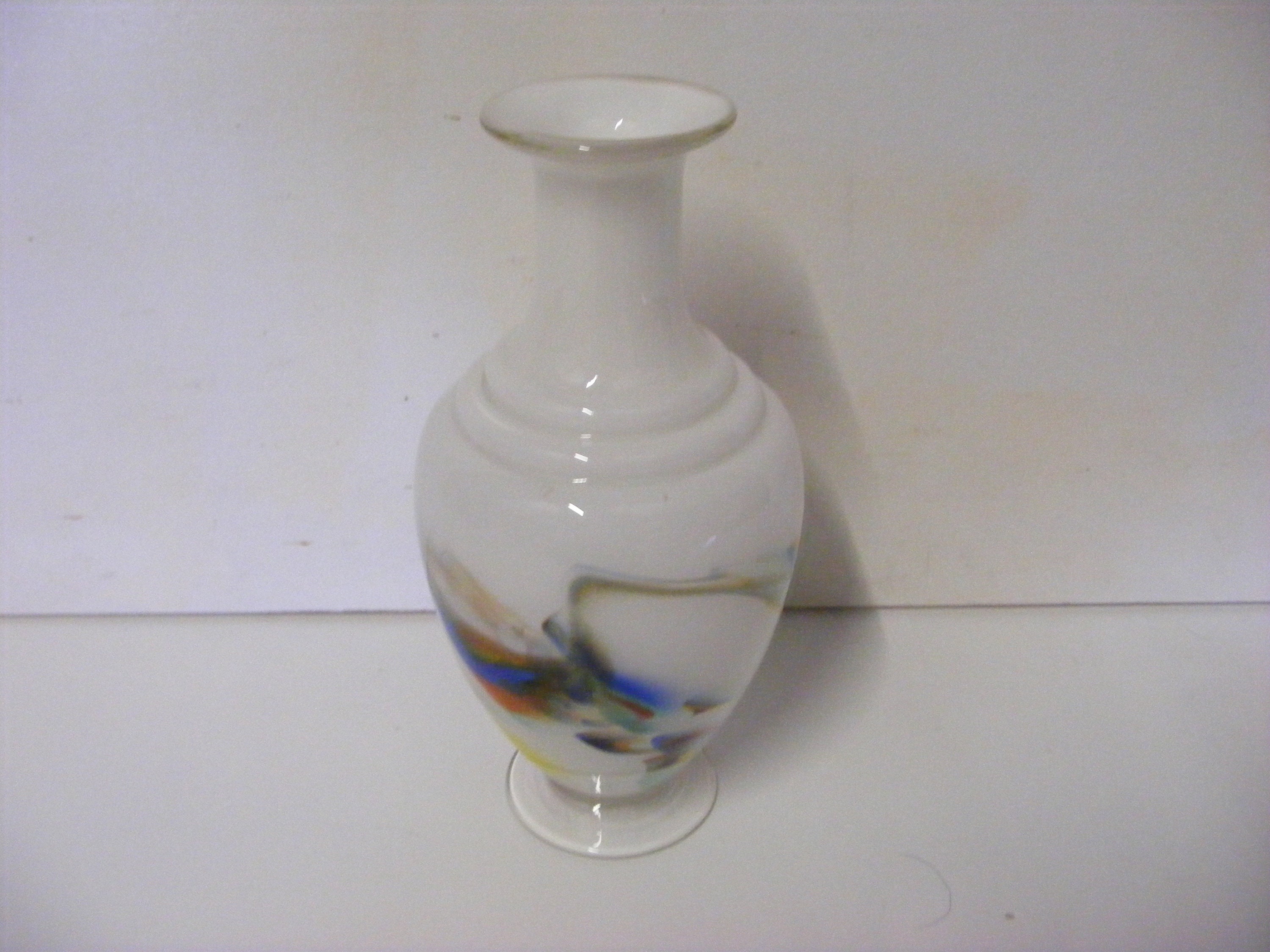 Vase Opalin, Soufflé à La Main, Design Abstrait Tourbillonnant, Fond Blanc, Pied Clair