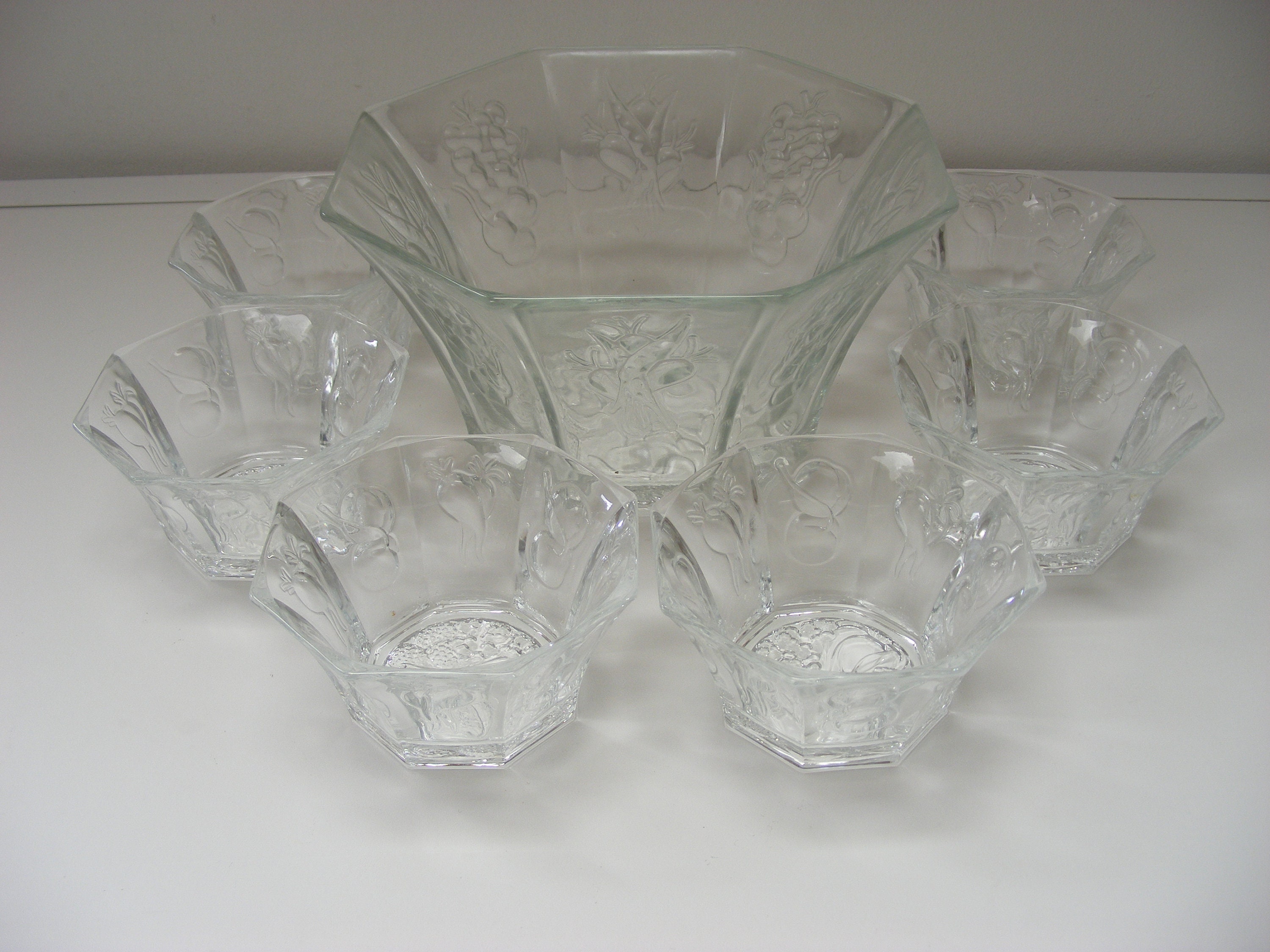 Français Vintage, Plats d'entrée/Dessert en Verre Pressé de Sept Pièces, Six Coupes et Un Plat Servi